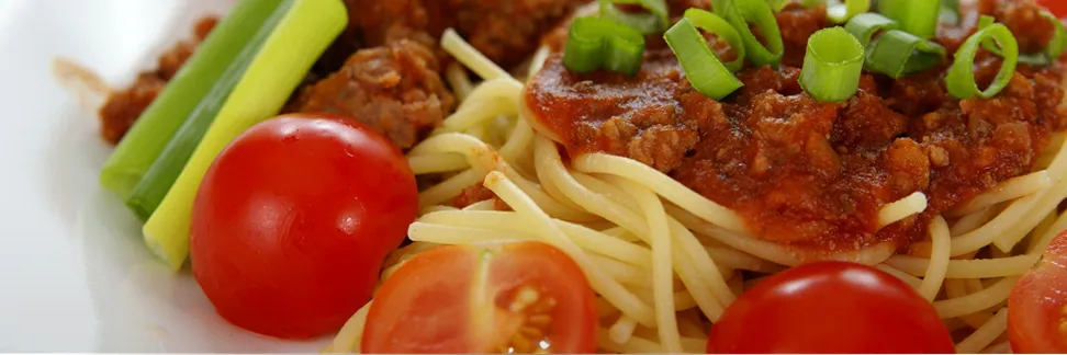 Frisch zubereitete Mahlzeiten in Portionsbehältern